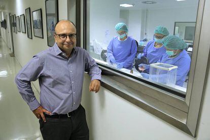 Ignacioa Escuder, padre de una ni&ntilde;a con una enferemdad rara, frente a la instalaciones del hospital donde preparan el medicamento que toma su hija el mi&eacute;rcoles pasado.