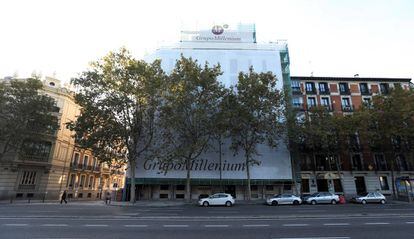 Fachada del edificio (con lona) de la calle Alfonso XII de Madrid donde Moisés Mansur adquirió una vivienda de lujo.