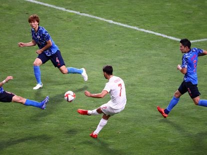 Asensio dispara ante tres rivales para marcar el gol de la victoria contra Japón.
