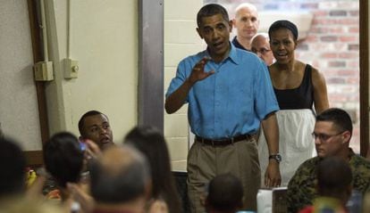 Barack Obama y su mujer saludan a personal militar de la base naval de Kaneohe en Hawai el d&iacute;a de Navidad. 