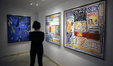 Una mujer observa las obras de Vicente Verdú en la galería David Bardía.