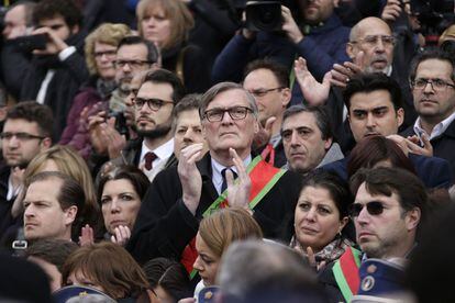 Un grupo de personas aplauden tras dar por terminado el minuto de silencio en recuerdo a las víctimas de los atentados de Bruselas (Bélgica), el 23 de marzo de 2016.