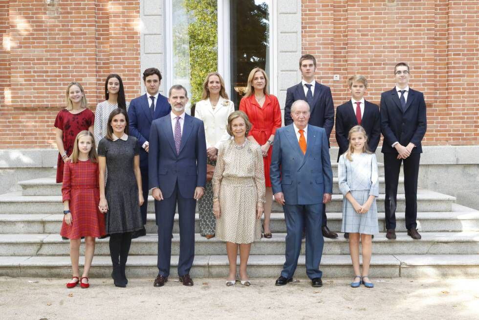 La reina Sofía rodeada de su familia al completo por su 80 cumpleaños, el pasado noviembre. La infanta Cristina no aparecía en una imagen familiar desde hace casi siete años.  