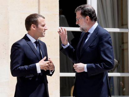 El presidente del Gobierno, Mariano Rajoy, con el Presidente francés, Emmanuel Macron, en París, el 16 de junio.  REUTERS/Etienne Laurent/Pool