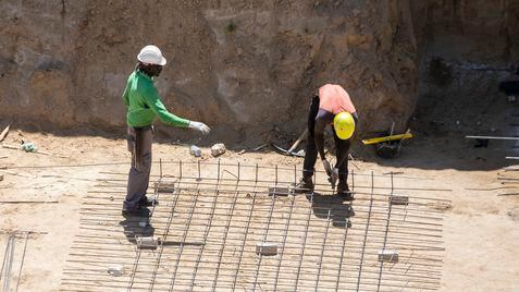 Dos inmigrantes trabajan en una construcción en Madrid, en julio de 2021.