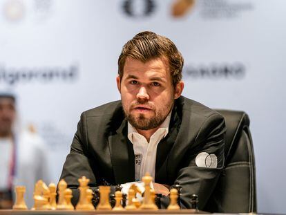 Magnus Carlsen, poco antes de iniciar la tercera partida del Mundial de Dubái, este domingo.