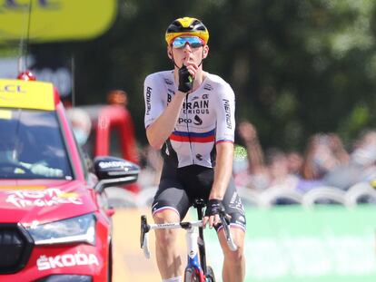 Matej Mohoric manda callar después de ganar la 19ª etapa del Tour de Francia.