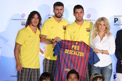 Carlos Puyol, Gerard Piqué, Sergio Busquets y Shakira, juntos en una conferencia de prensa en Florida, EE UU, que unía a la Fundación Pies Descalzos, fundada por la cantante, y al FC Barcelona, en uno de los primeros actos públicos que la pareja hizo junta, el 1 de agosto de 2011, apenas seis meses después de dar a conocer su relación.