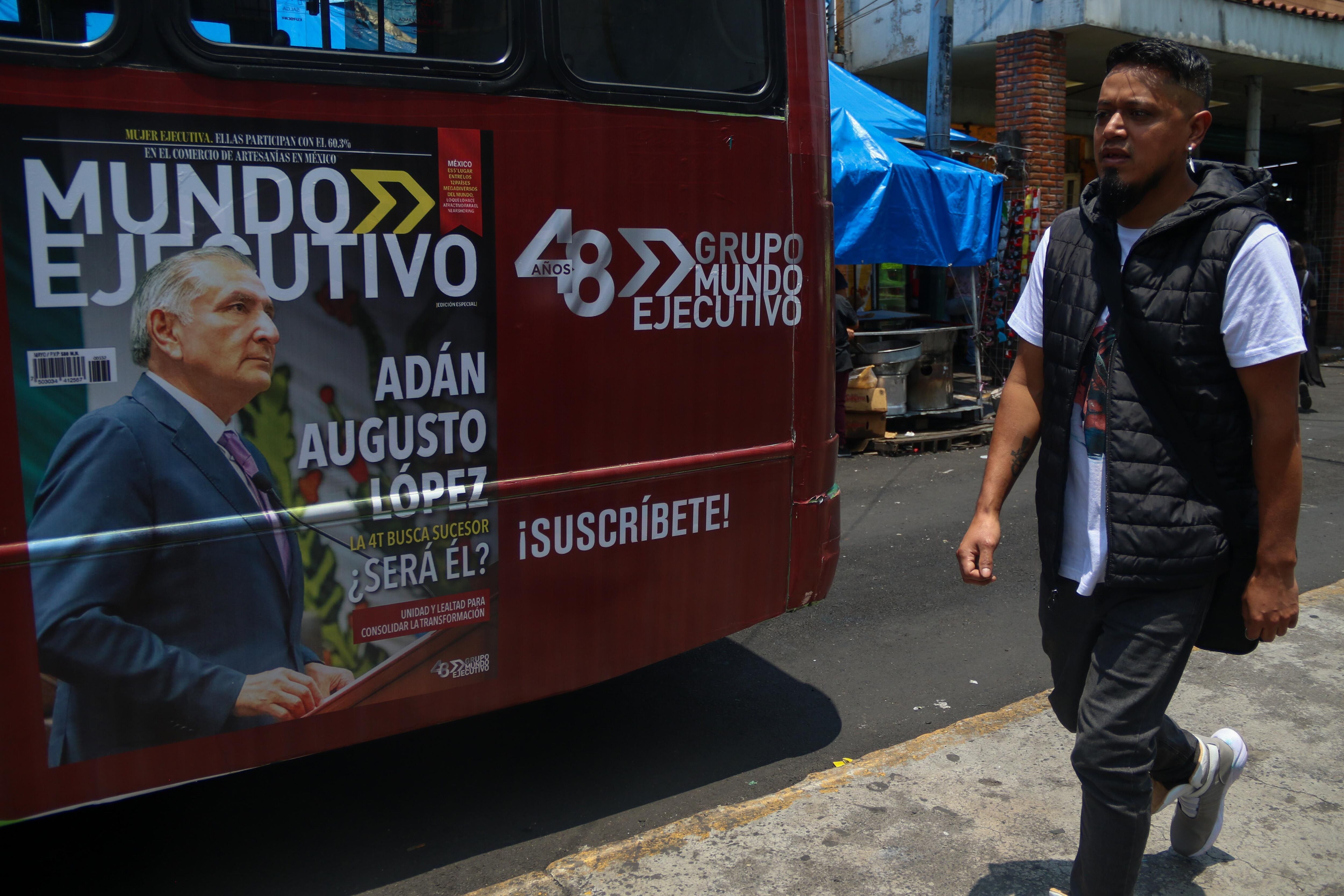 Un cartel que favorece a Adán Augusto en el transporte público, en Ciudad de México, el 11 de junio.