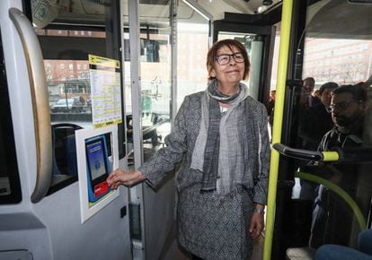 La delegada de Movilidad del Ayuntamiento de Madrid, Inés Sabanés, presenta el nuevo pago con tarjeta de crédito en los autobuses de la EMT. 