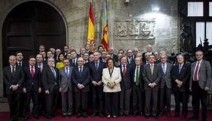 El ministro Montoro con el presidente Fabra, los l&iacute;deres empresariales valencianos y otros cargos p&uacute;blicos en el Palau de la Generalitat