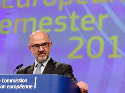 El comisario europeo de Asuntos Económicos, Pierre Moscovici, en Bruselas este miércoles. En vídeo, declaraciones de la ministra de Economía en funciones, Nadia Calviño.