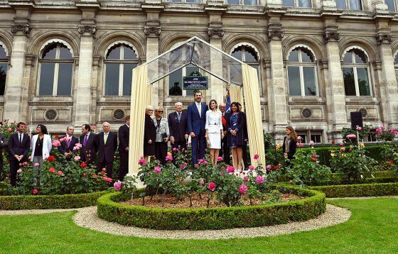 El 3 de junio de 2015, los Reyes inauguraron un jardín en homenaje a combatientes republicanos españoles de 'La Nueve', que contribuyeron a liberar la ciudad de los nazis.