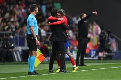 Rodrigo De Paul abraza al entrenador del Atlético de Madrid, Diego Simeone, tras anotar un tanto. 