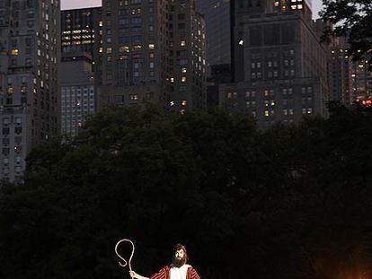 A. J. Jacobs, vestido de Moisés en Central Park, Nueva York.