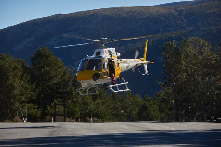 Helicóptero de rescate en el que viaja la presidenta de la Comunidad de Madrid, Isabel Díaz Ayuso, el día de la presentación del Plan de Inclemencias Invernales 2020-2021, en el Puerto de Cotos, Rascafría.