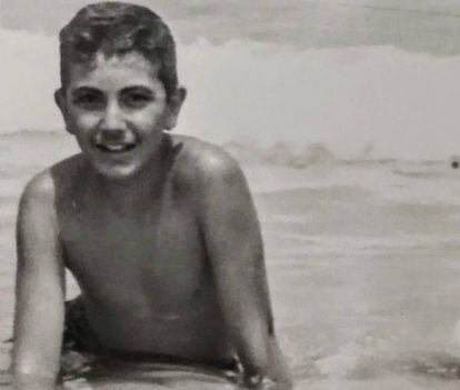 Ramón Buenaventura, con 13 años, en una playa de Tánger.