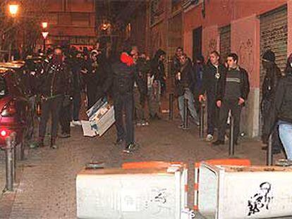 Un grupo de jóvenes participantes en la marcha <i>pro-botellón,</i> en una calle cercana a la plaza del Dos de Mayo.