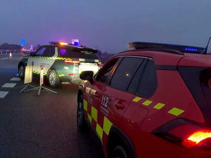 El dispositivo de emergencias y la Guardia Civil en el lugar del accidente.