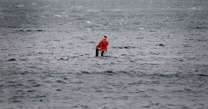 Los decorados y motivos navideños empiezan a proliferar. A este maniquí le ha puesto a pescar en el Mar de Irlanda, en la localidad de Waterfoot, a 80 kilómetros al norte de Belfast, con el gorro de Santa Claus.