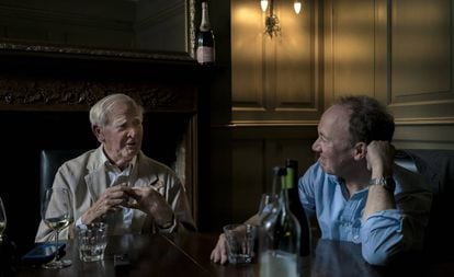 A la izquierda John le Carré junto a Ben Macintyre durante su almuerzo en Bristol.