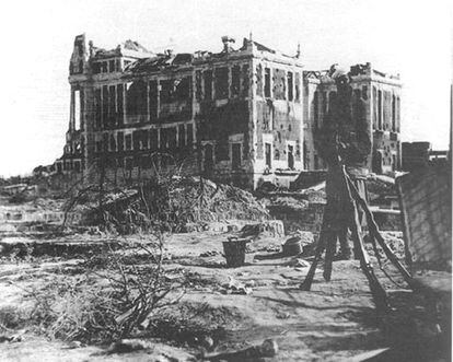 La Casa de Velázquez quedó justo en mitad del frente de Ciudad Universitaria durante la Guerra Civil. En la imagen, el palacio con serio daños al principio de la contienda.