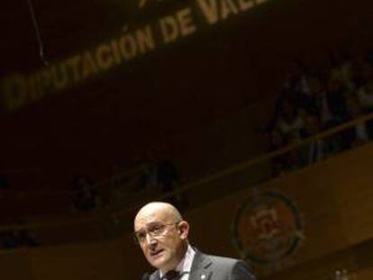 El presidente de la Diputación de Valladolid, Jesús Julio Carnero, durante su intervención en el acto de celebración del 200 aniversario de esta institución.