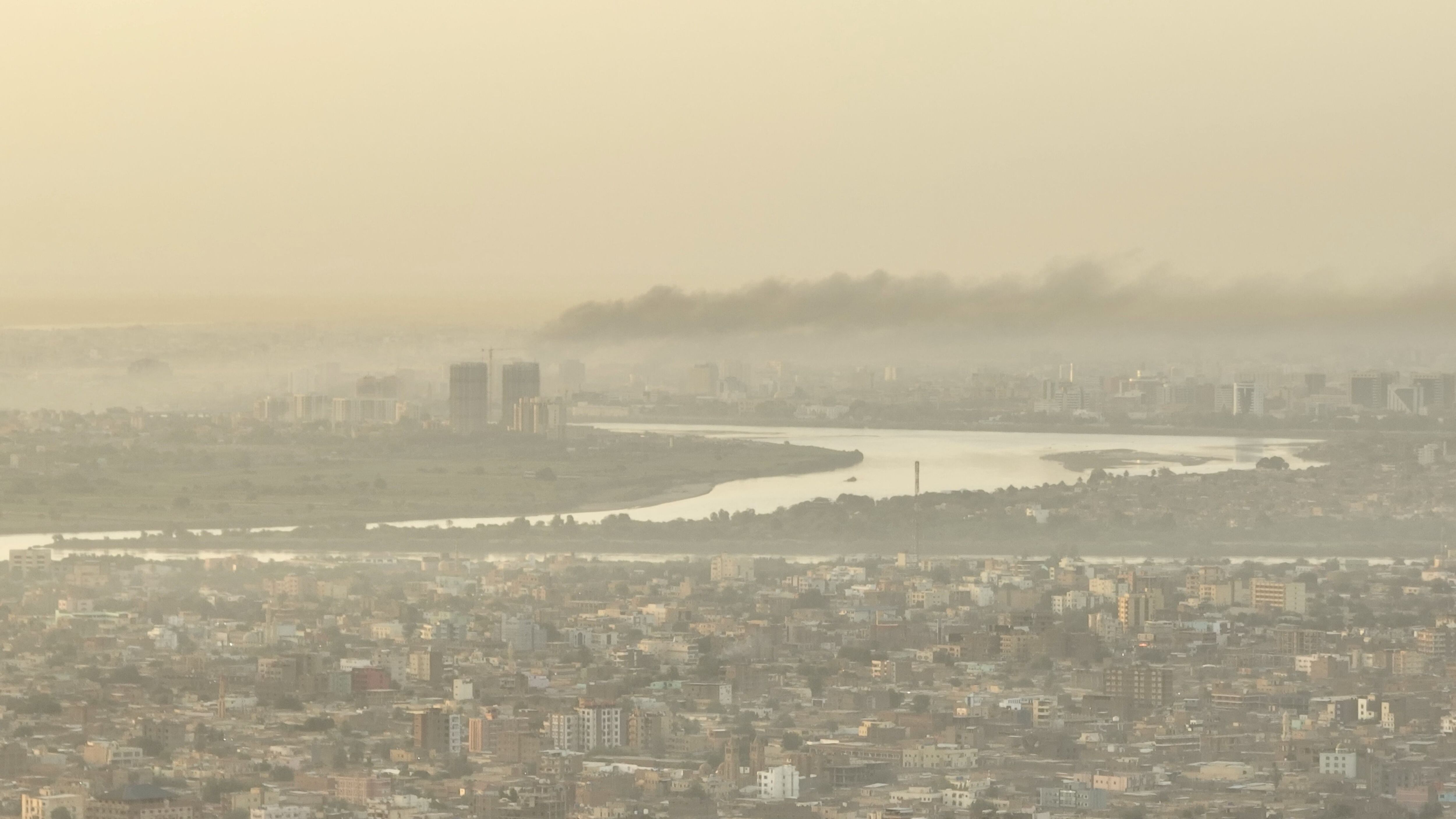 Vista aérea de Jartum cubierta por el humo de las explosiones, este viernes.