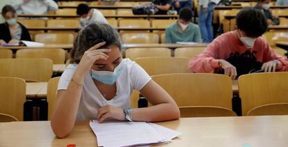 Estudiantes en una prueba de acceso a la universidad en Madrid.