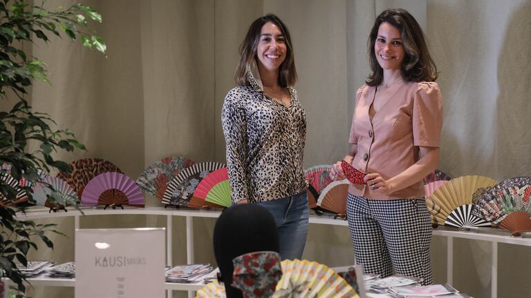 Alejandra Arias (izquierda) y Laura Corces, propietarias de Kausi, dedicada al diseño de abanicos y mascarillas, en su tienda del centro comercial ABC de Serrano.