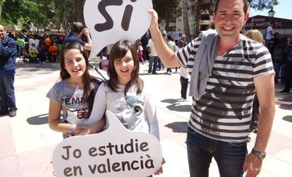 Participantes en una campaña por la enseñanza en valenciano en Sant Mateu.