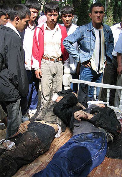 Uzbekos junto muertos por la represión en Andiyán.
