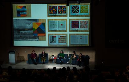 Los diseñadores y creadores, Santiago Robles, Sofía Broid, Roció Mireles, Maricris Herrera y Teresa Peyret, participan en una presentación del libro 'Mujeres y Diseño en México'.