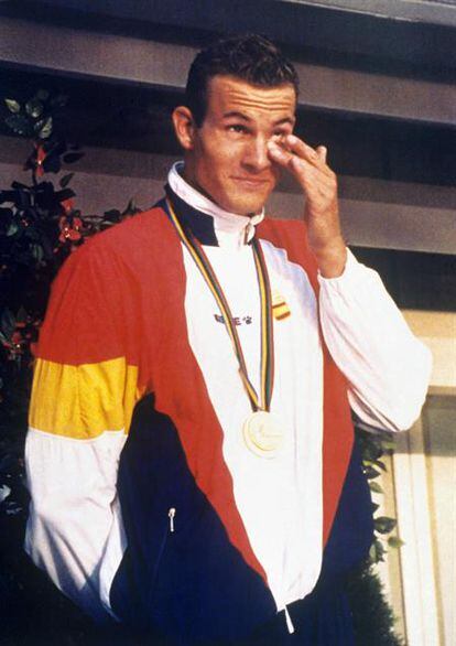 El nadador español Martín López Zubero seca sus lágrimas en el podio de las piscinas Picornell, durante la ceremonia de entrega de su medalla de oro en la categoría de 200 metros espalda, el 28 de julio de 1992.