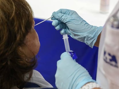 Una mujer realiza un test de antígenos en Madrid. 