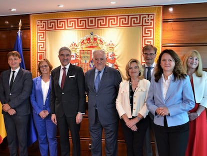 El presidente del Tribunal Constitucional, en el centro con traje azul más claro, Cándido Conde-Pumpido, recibe a una delegación del Tribunal Federal Alemán.