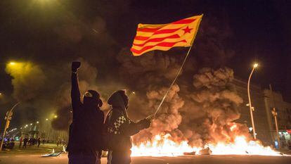 Protestas contra la detención de Pablo Hasél, este viernes en Barcelona.