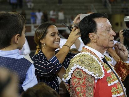 La hija del diestro Jos&eacute; Ortega Cano, Gloria Camila, le corta la coleta en el festejo taurino celebrado esta tarde en San Sebasti&aacute;n de Los Reyes (Madrid).