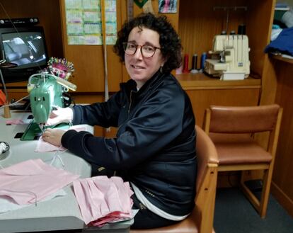 Loli Barral, vecina de Mondariz, confecciona máscaras con sábanas de quirófano en su taller de costura.