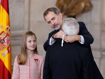 El rey Felipe VI, junto a la princesa Leonor, durante el acto de imposición de condecoraciones.