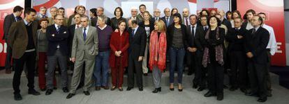 El secretario general del PSOE, con los expertos que han colaborado en la elaboraci&oacute;n de la ponencia marco de la Conferencia Pol&iacute;tica.
