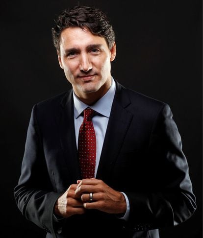 <strong>Quién es.</strong> Justin Trudeau, 44 años, es el primer ministro de Canadá. Es el primogénito de Pierre Trudeau, quien también ejerció de primer ministro canadiense durante 10 años.
<strong>Por qué nos gusta su estilo.</strong> El primer ministro canadiense pasaría desapercibido en cualquier entorno con una mínima conciencia de moda, pero por desgracia la política internacional no es ese lugar. Llevar calcetines estampados, tener un tatuaje tribal y casarse vestido con esmoquin 'khaki' no son gestos revolucionarios –de hecho, son bastante inocuos–, pero el pobre Trudeau juega en campo contrario, en tierra hostil y en circunstancias meteorológicas adversas. Y lo hace con mucho arte.