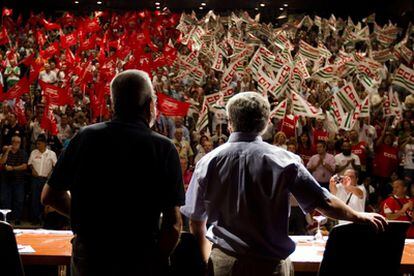 Cándido Méndez y Fernández Toxo, de espaldas ante los asistentes a un acto convocado en Málaga previo a la huelga general convocada para el 29-S.