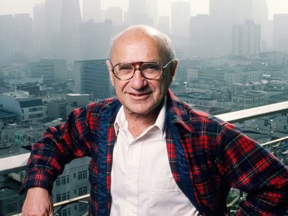 Milton Friedman, premio Nobel de Economía de 1986, en el balcón de su casa en San Francisco (EE UU).