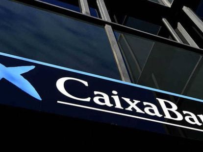 Caixabank gana 3.145 millones en 2022, un 39,8% menos por el efecto de la fusión, y pagará el 55% en dividendos
