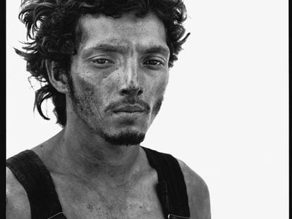 Roberto Lopez, trabajador en un campo de petroleo, Lyons, Texas,  28 septiembre, 1980