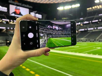 Image of the Samsung Galaxy S21 FE in the demonstration organized at CES in Las Vegas.