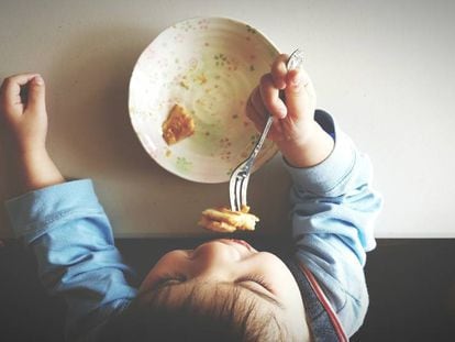 Un niño termina su plato.
