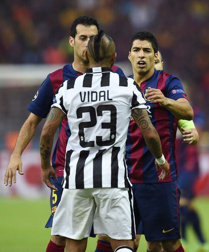 Vidal se encara con Busquets y Luis Suarez
