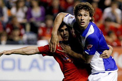 El delantero del Athletic Fernando Llorente lucha la posición con el defensa del Osasuna Roberto López.